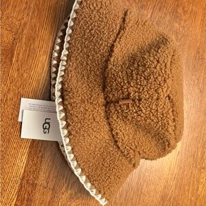 Lovely warm UGG Bucket Hat L NEW
